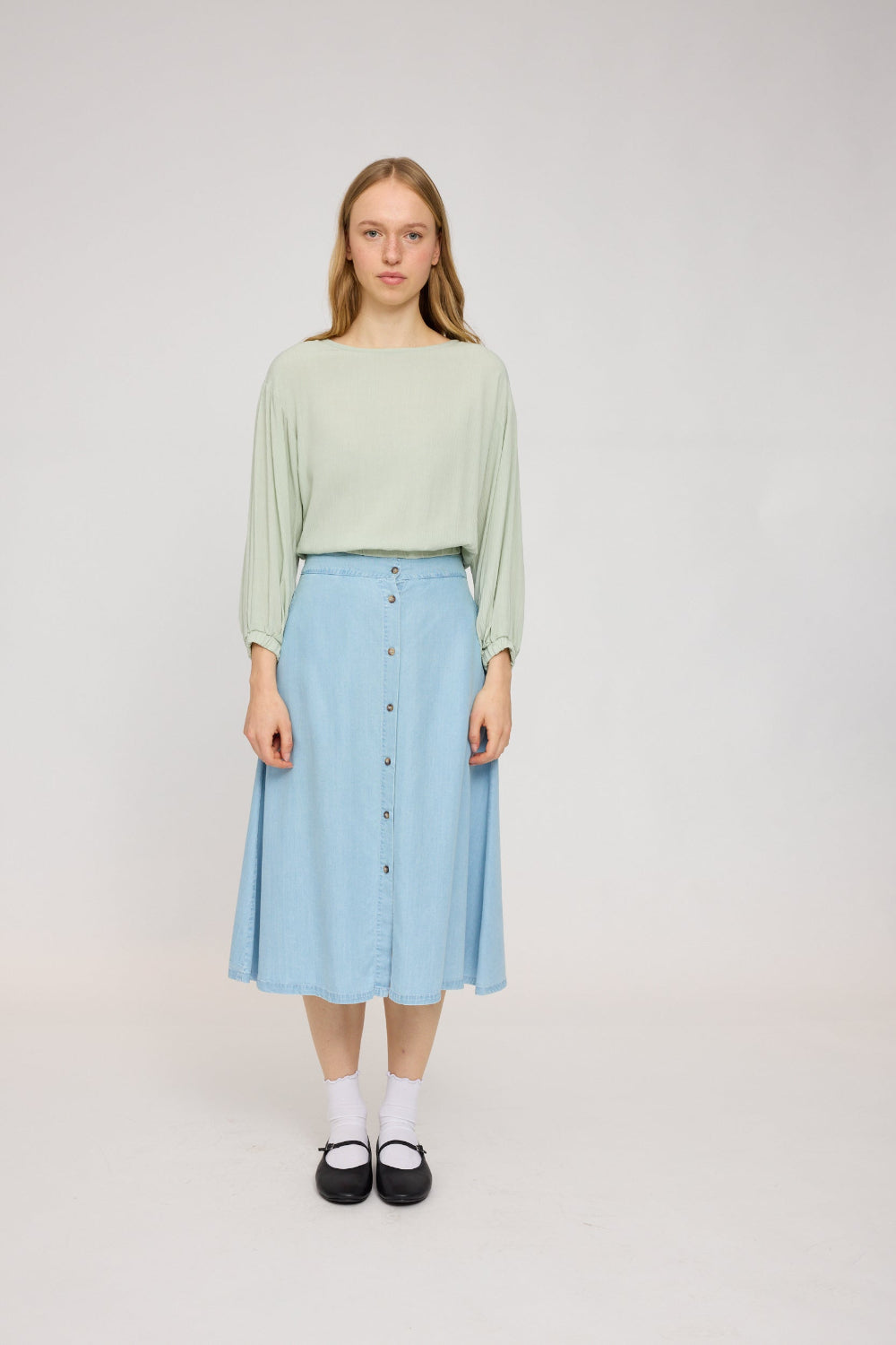 Crinkle Wide Sleeve Blouse LENZING™ECOVERO™ in misty jade – Bluse mit weiten Ärmeln aus Viskose