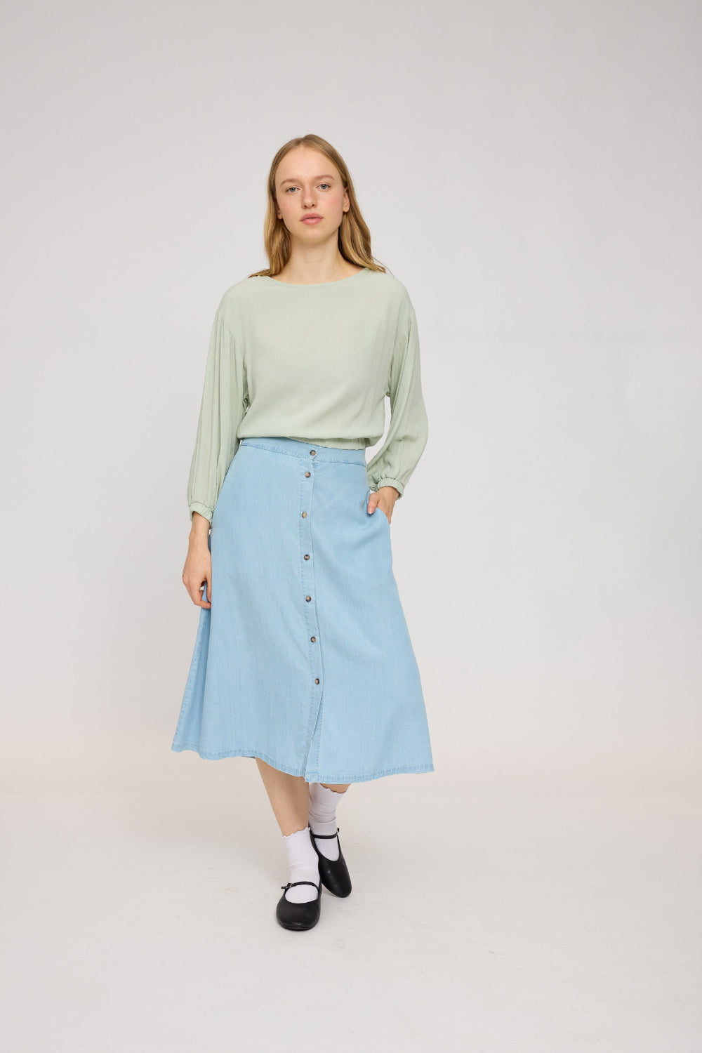 Crinkle Wide Sleeve Blouse LENZING™ECOVERO™ in misty jade – Bluse mit weiten Ärmeln aus Viskose