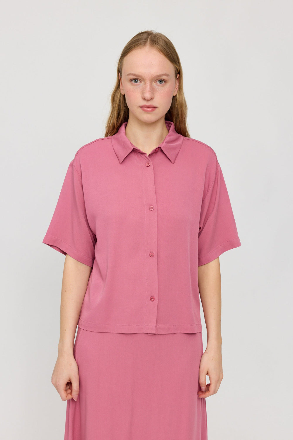 Short Sleeve Shirt LENZING™ECOVERO™ in pink rose – Kurzarm-Shirt aus Viskose