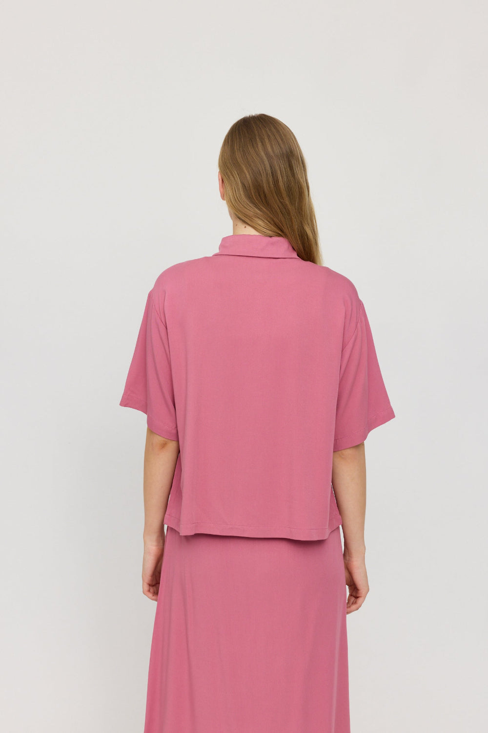 Short Sleeve Shirt LENZING™ECOVERO™ in pink rose – Kurzarm-Shirt aus Viskose