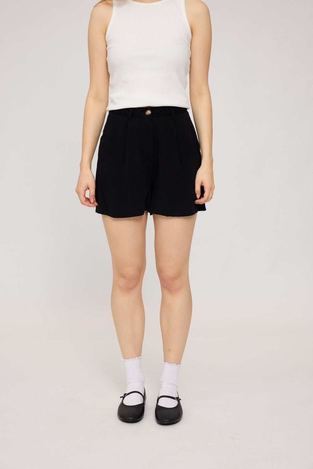 Pleated Shorts LENZING™ECOVERO™ in black – kurze Hose mit Bundfalten