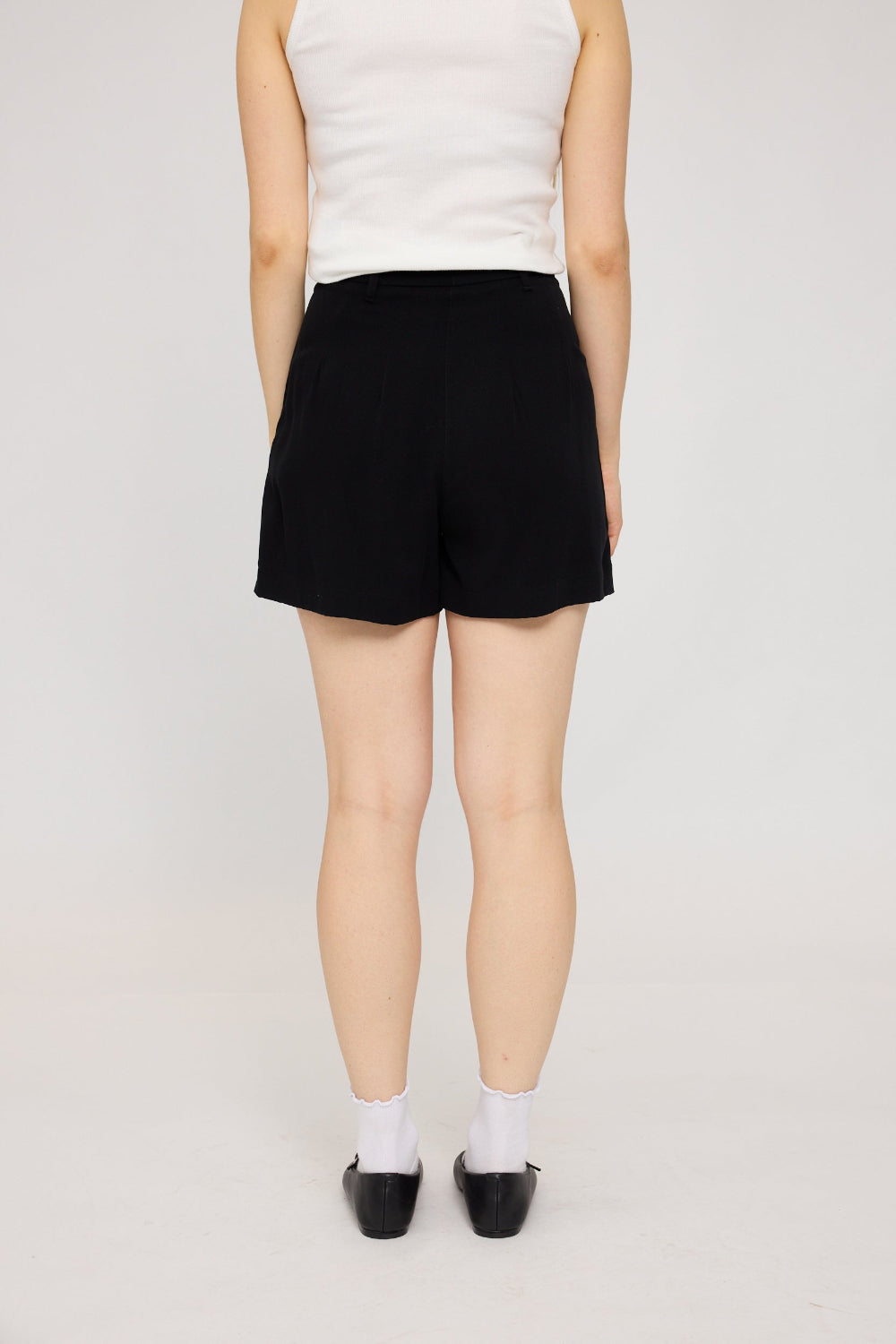 Pleated Shorts LENZING™ECOVERO™ in black – kurze Hose mit Bundfalten