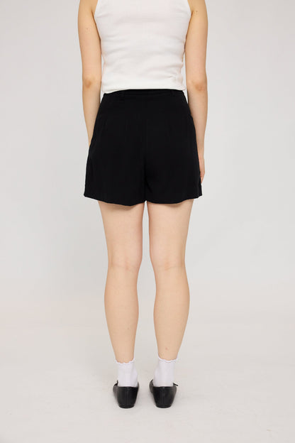 Pleated Shorts LENZING™ECOVERO™ in black – kurze Hose mit Bundfalten