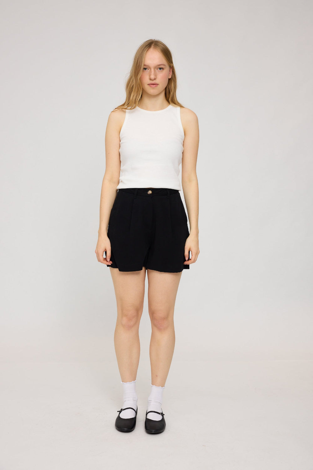 Pleated Shorts LENZING™ECOVERO™ in black – kurze Hose mit Bundfalten