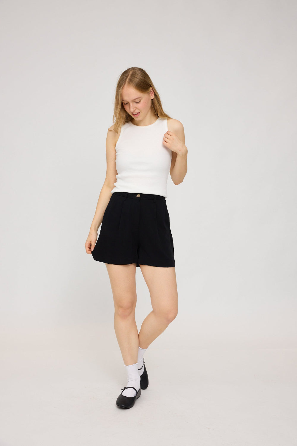 Pleated Shorts LENZING™ECOVERO™ in black – kurze Hose mit Bundfalten