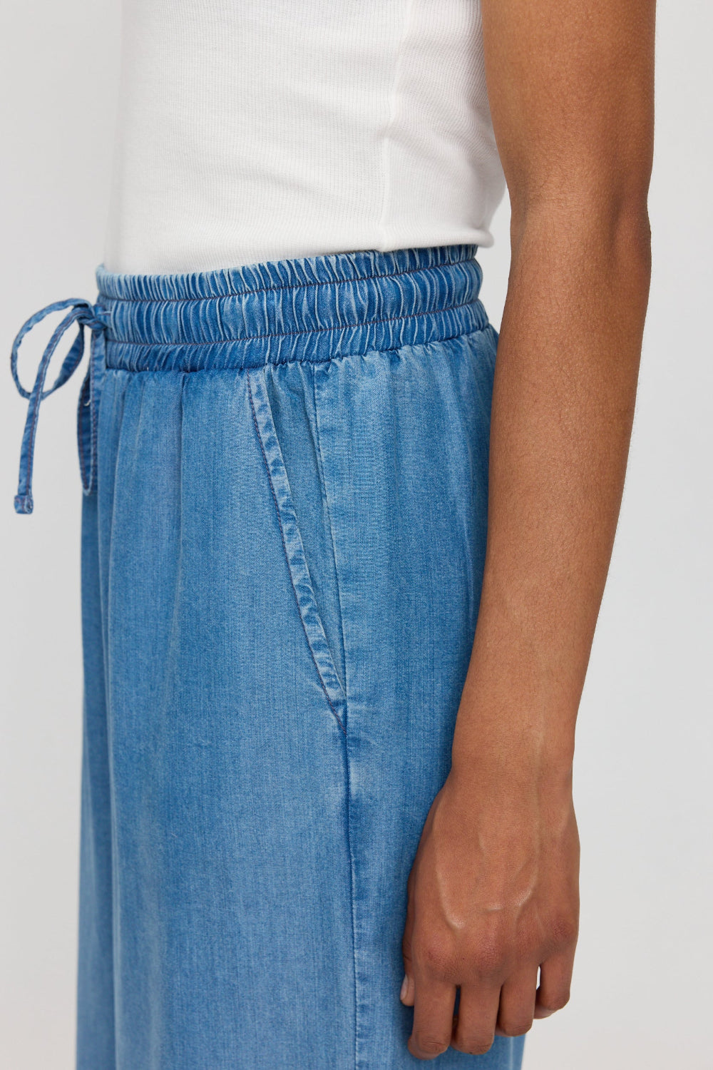 Wide Leg Denim Pants w Belt LENZING™TENCEL™ in dark blue wash – Jeans mit weitem Bein aus Viskose