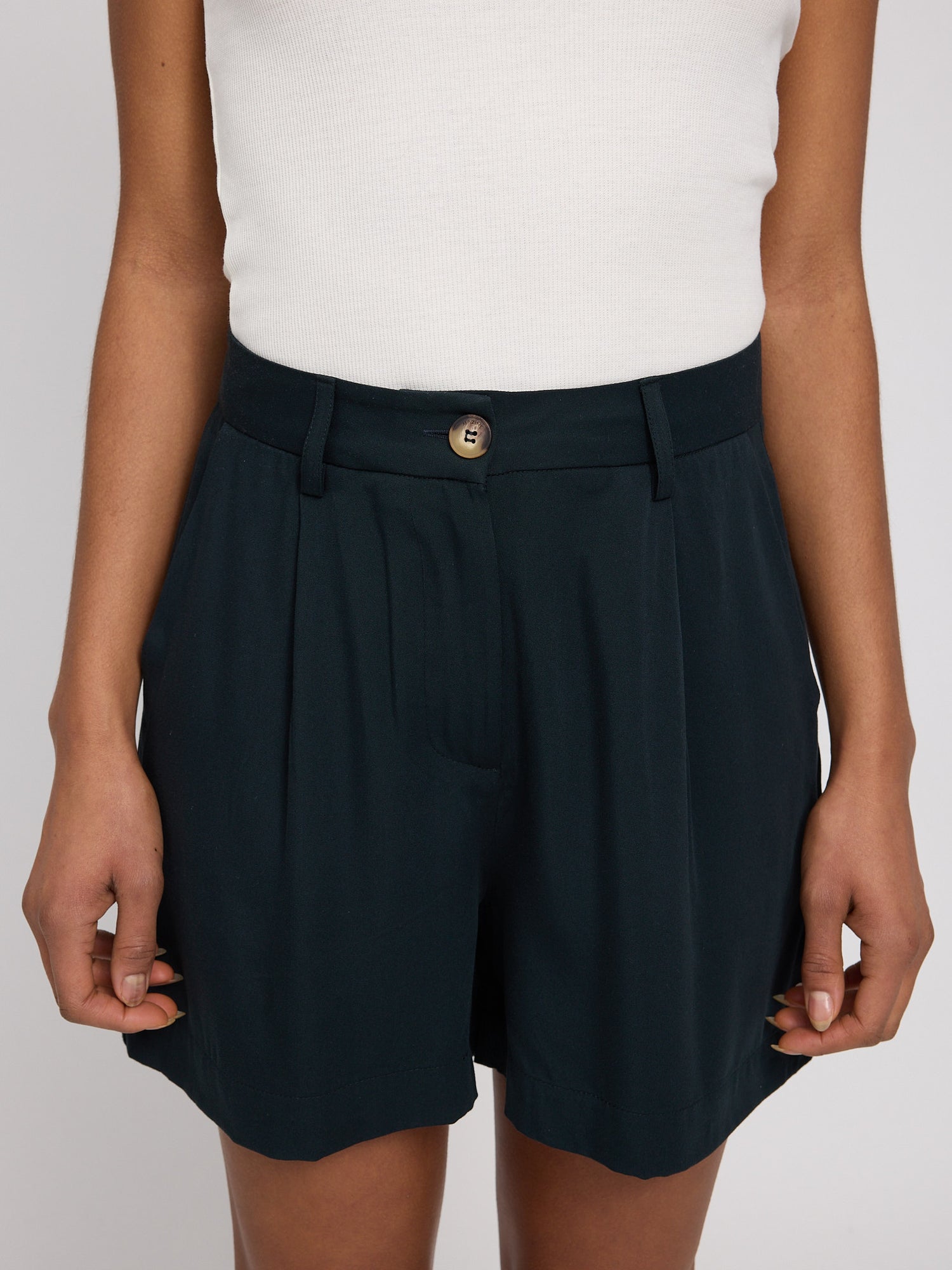 Pleated Viscose Shorts – Elegante Shorts aus ECOVERO™ Viskose