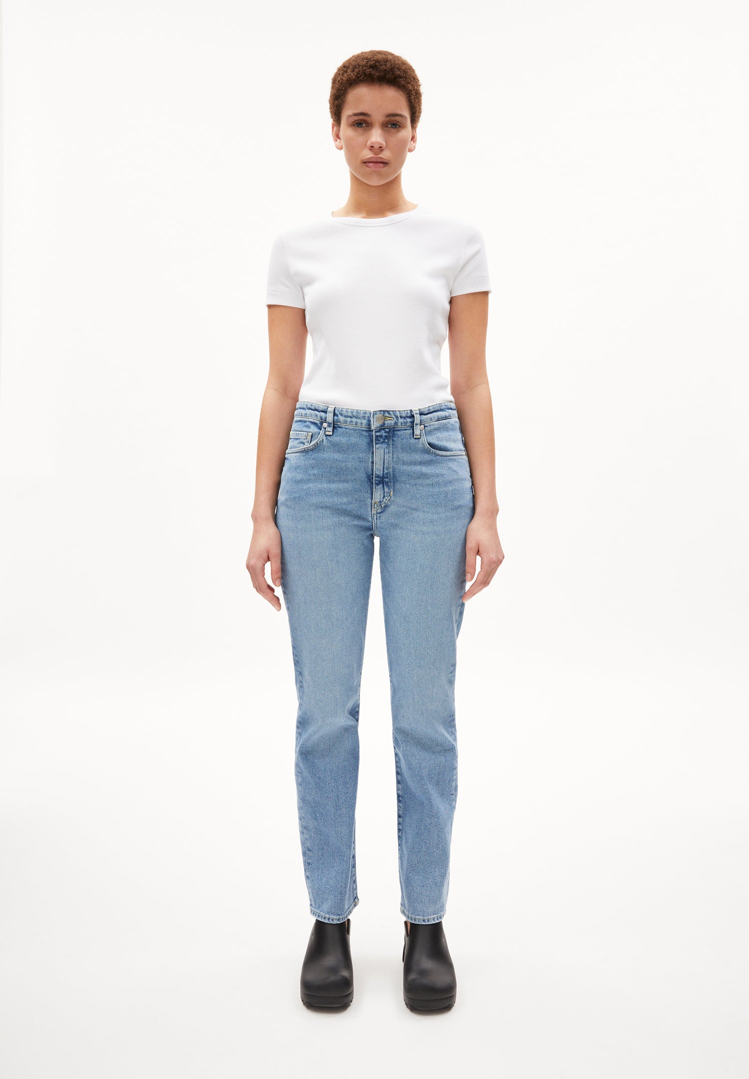 CARENAA in easy blue – STRAIGHT FIT MID WAIST AUS BIO-BAUMWOLLE