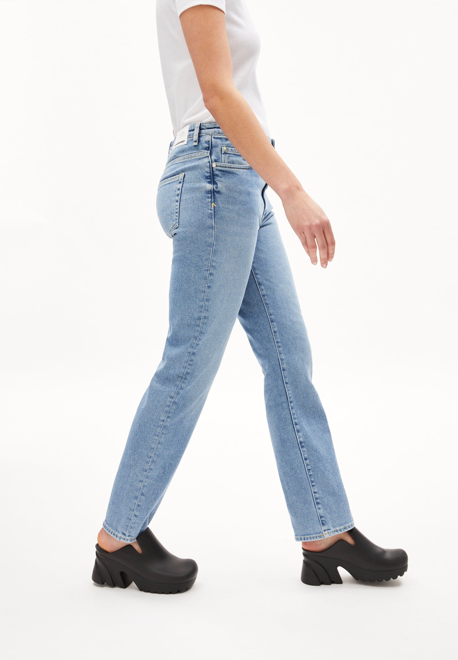 CARENAA in easy blue – STRAIGHT FIT MID WAIST AUS BIO-BAUMWOLLE