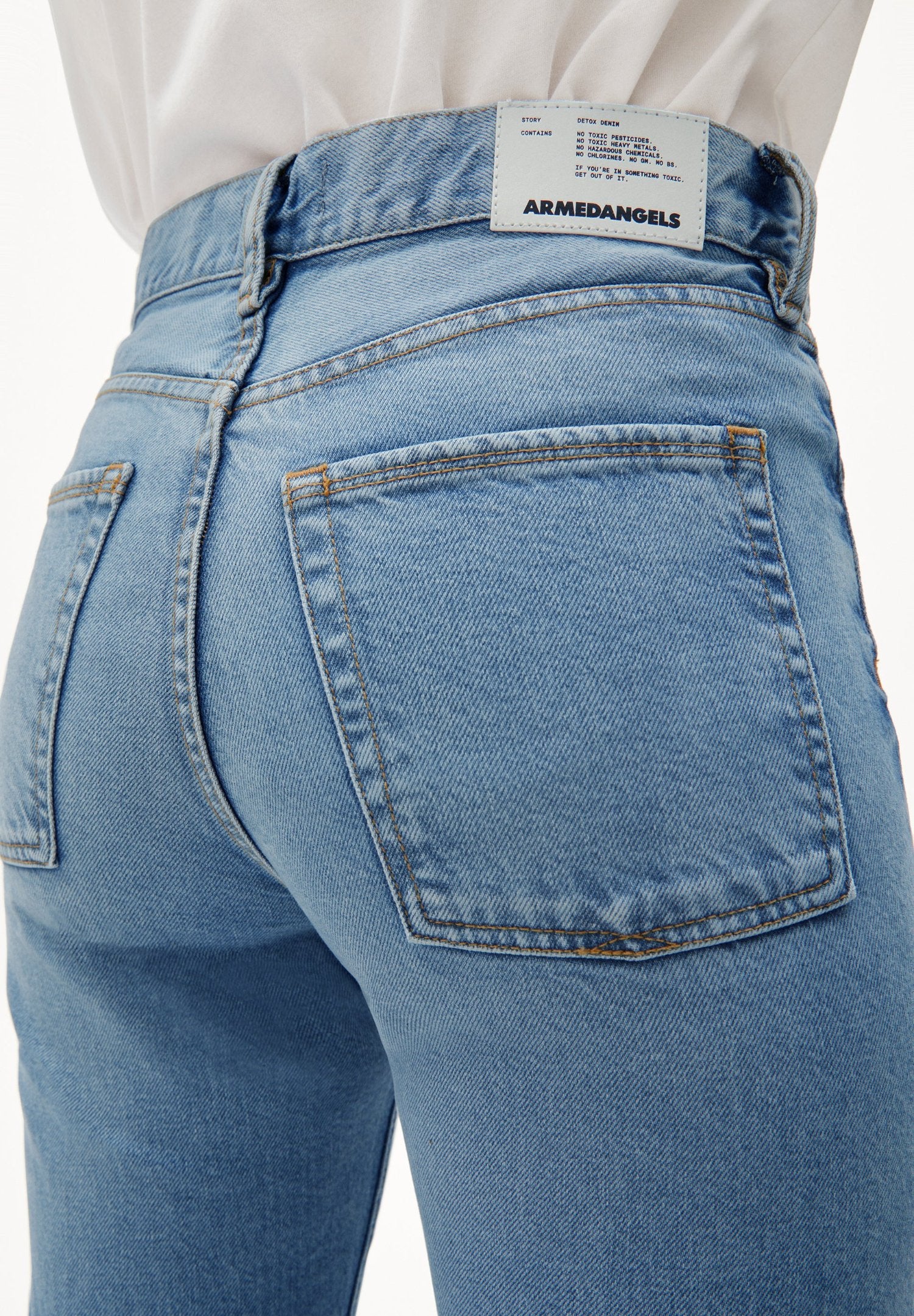 AAIKALA – STRAIGHT FIT DENIM AUS RECYCELTER BAUMWOLLE in medium slate