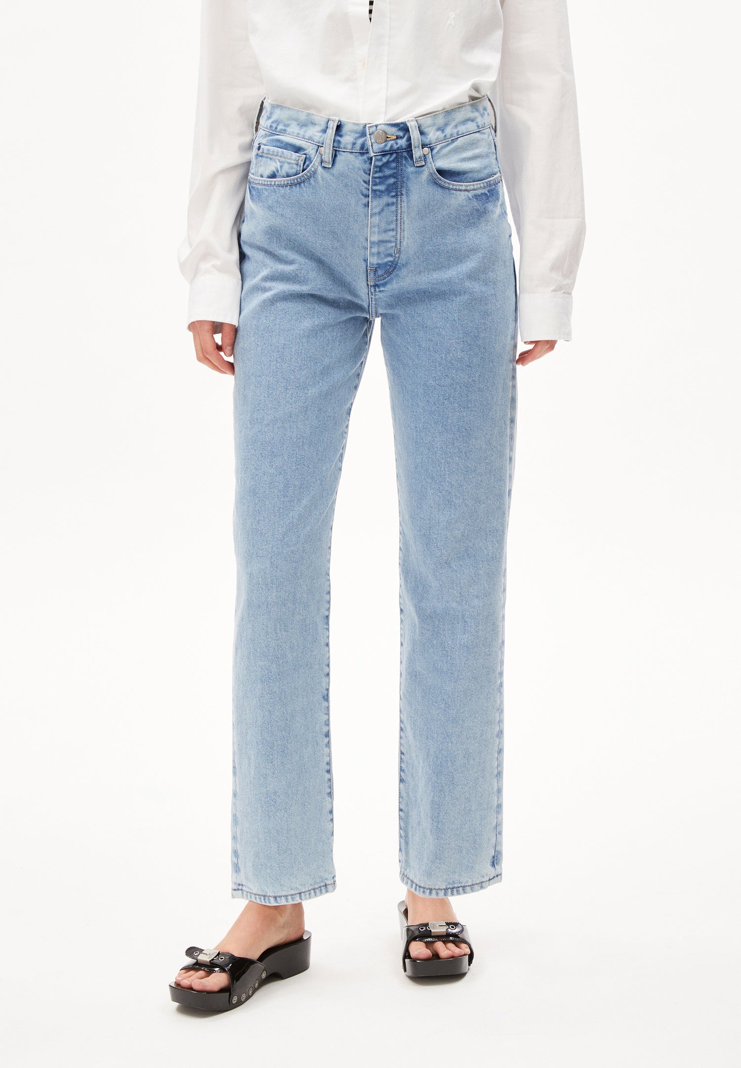 AAIKALA HIGH STRAIGHT JEAN