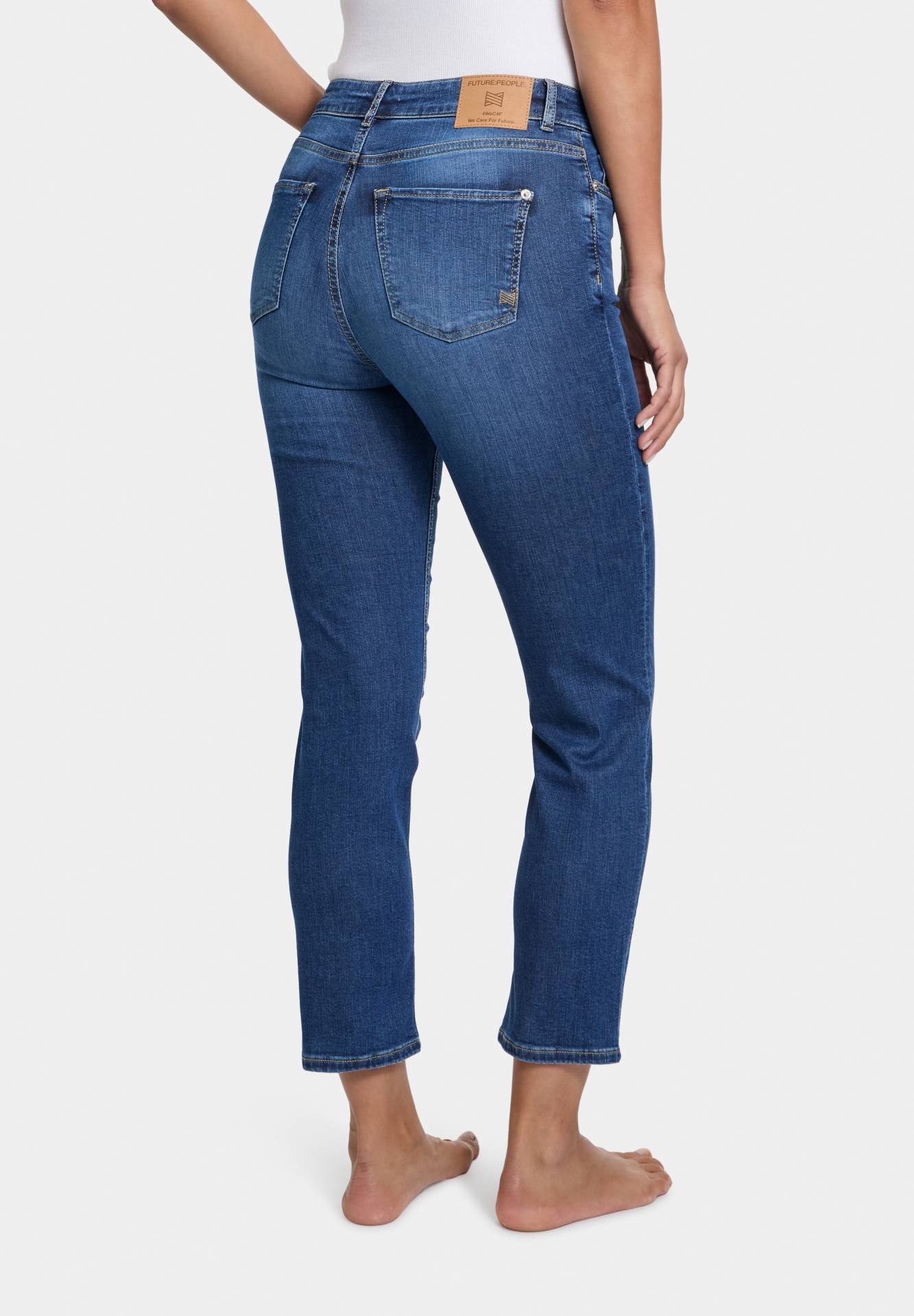 05:00 Straight Fit Jeans – Mid Waist Cropped