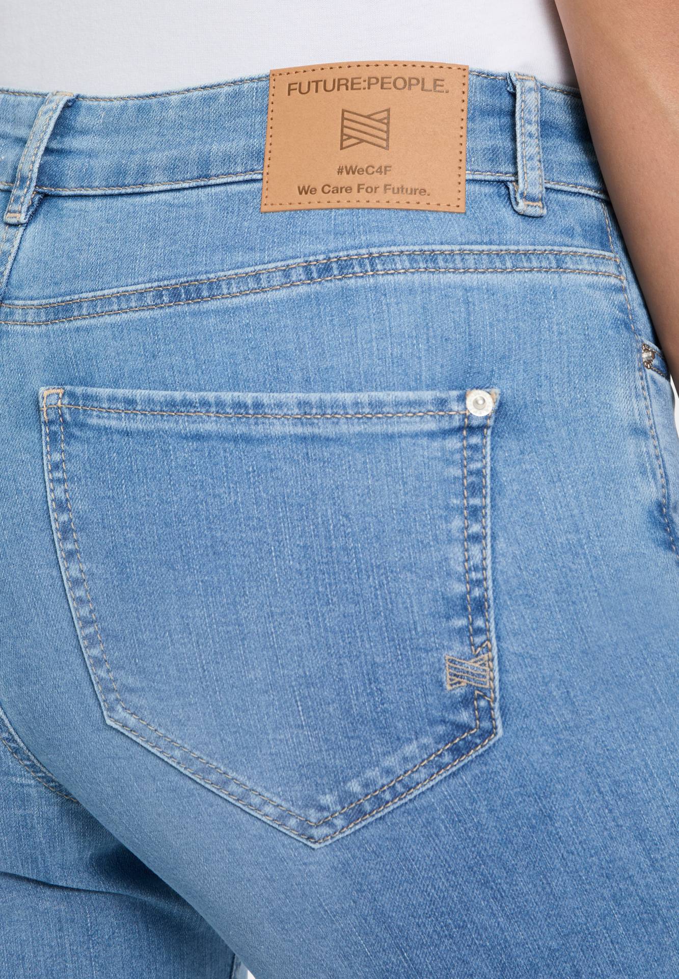 06:00 Wide Leg Jeans – Mid Waist