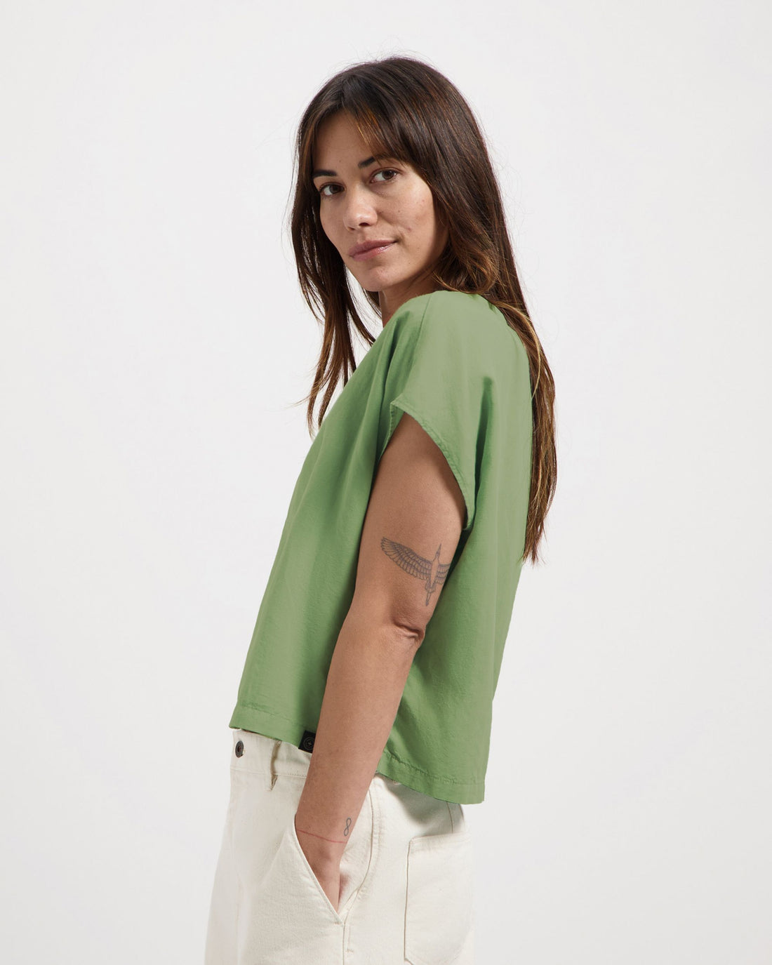 Emily T-Shirt mit V-Ausschnitt in Sage Green