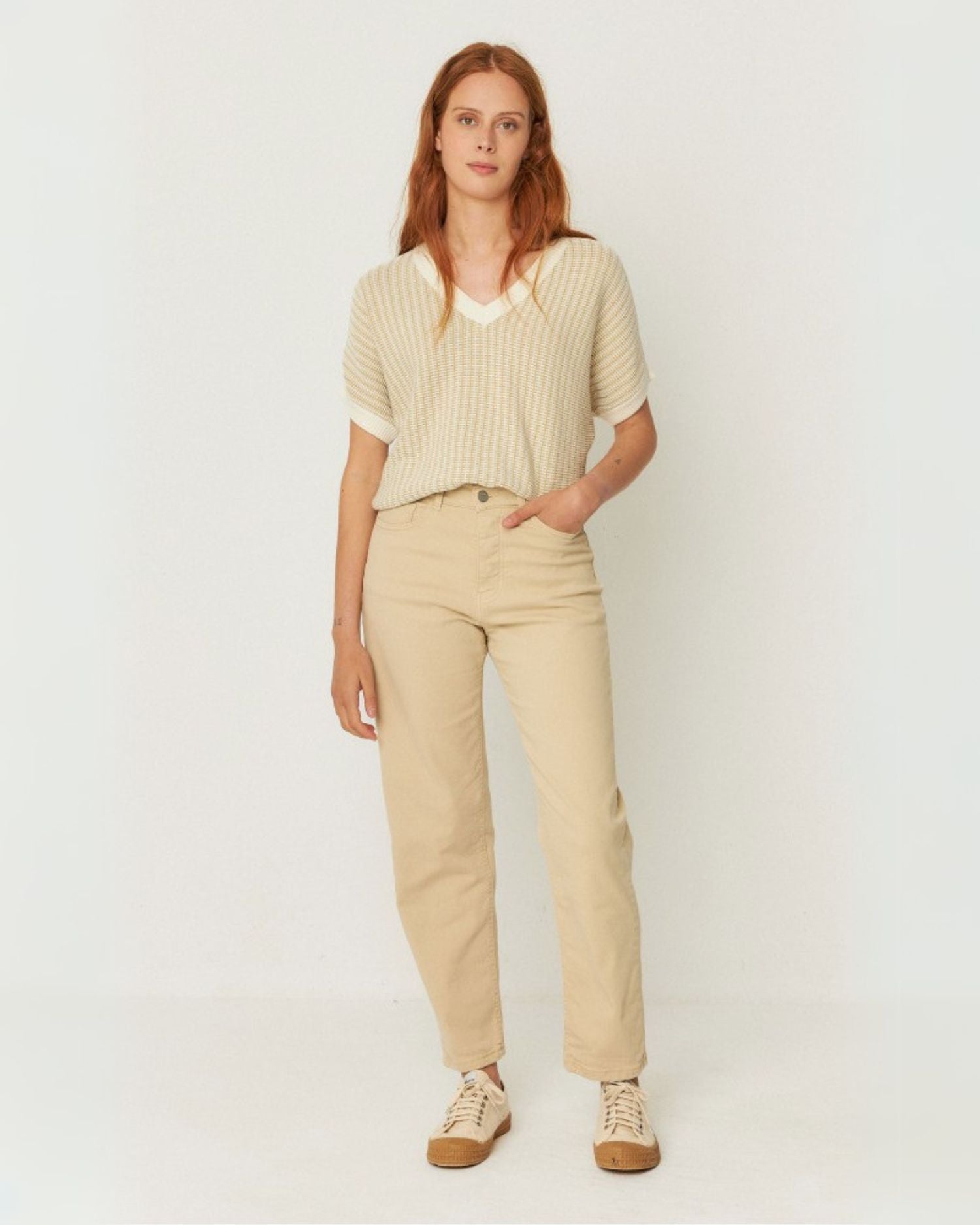 ANIA TROUSER in Sand – Gerade geschnittene Hose mit Taschen