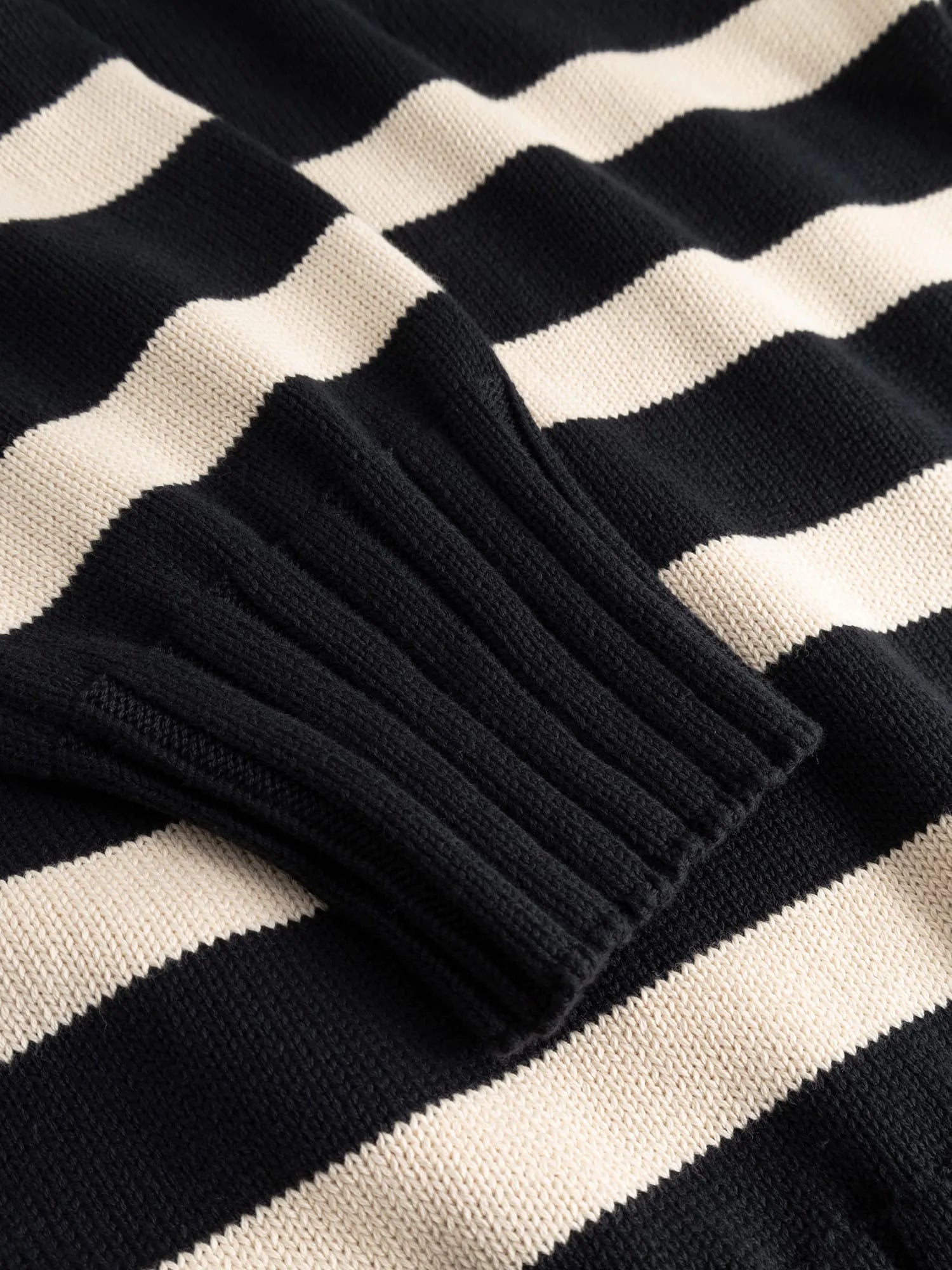 Gestreifter Strickpullover mit Rolkragen aus Bio-Baumwolle