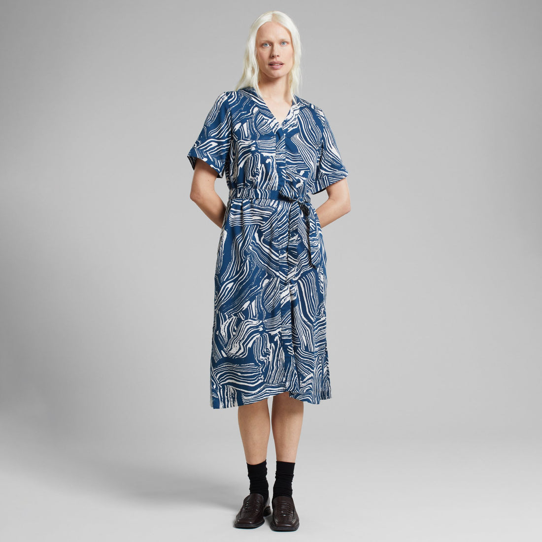 Kleid Kallvik in Clay Swirl Blue
