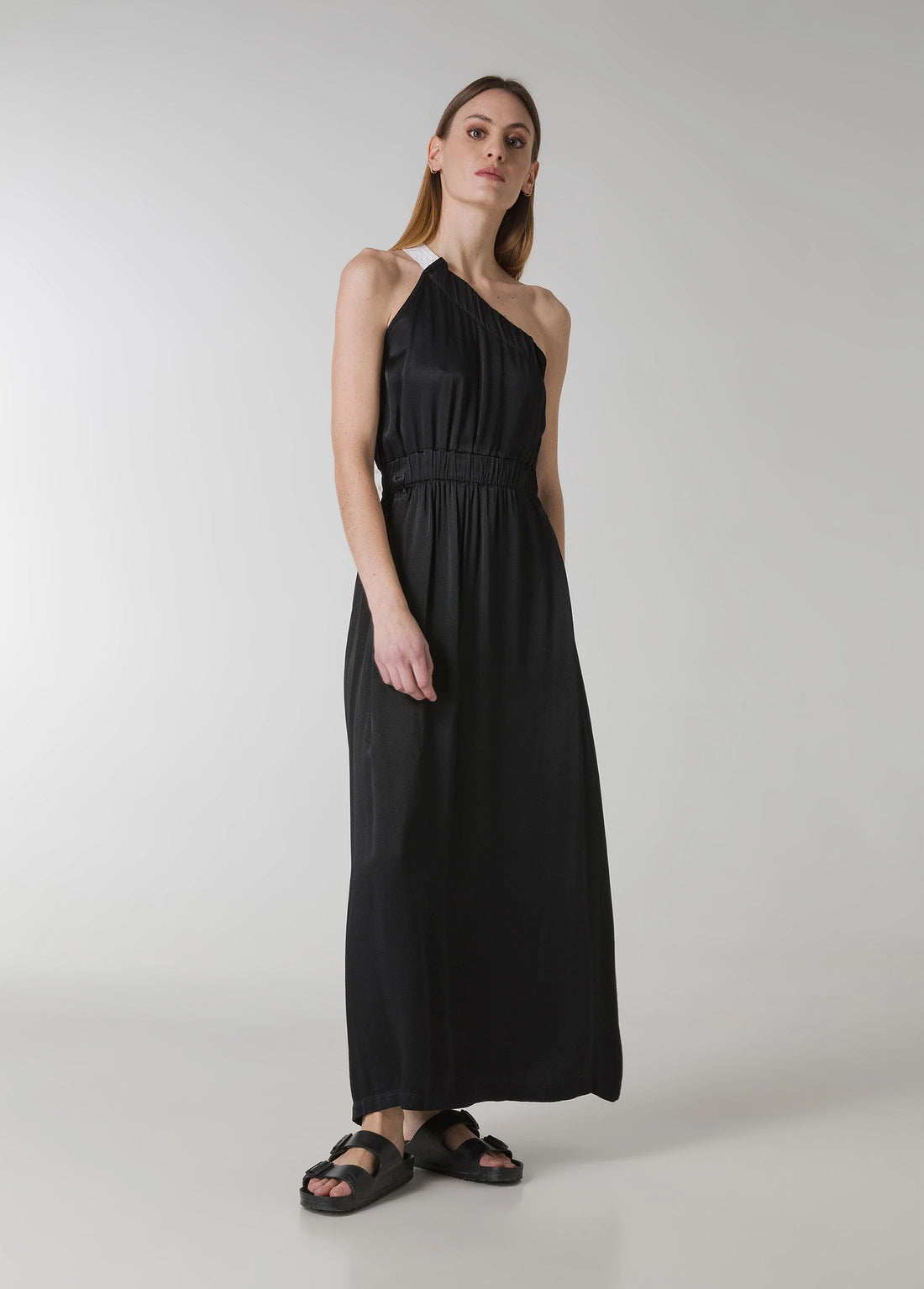 Kleid mit asymmetrischen Schultern