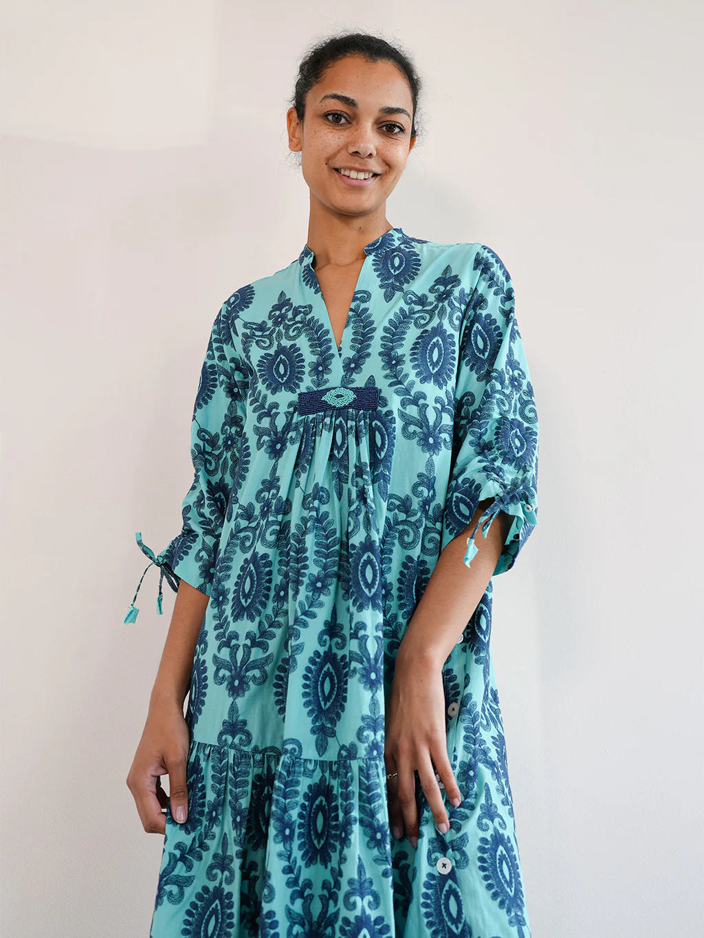 Midi-Kleid Catmint in Sea mit blauen Stickereien