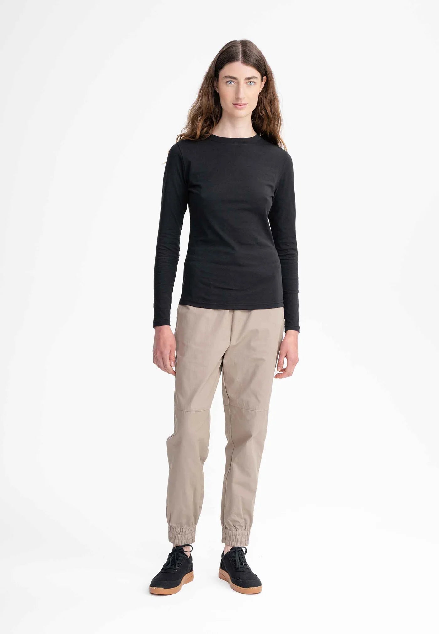 Basic Langarmshirt DHIVYA schwarz