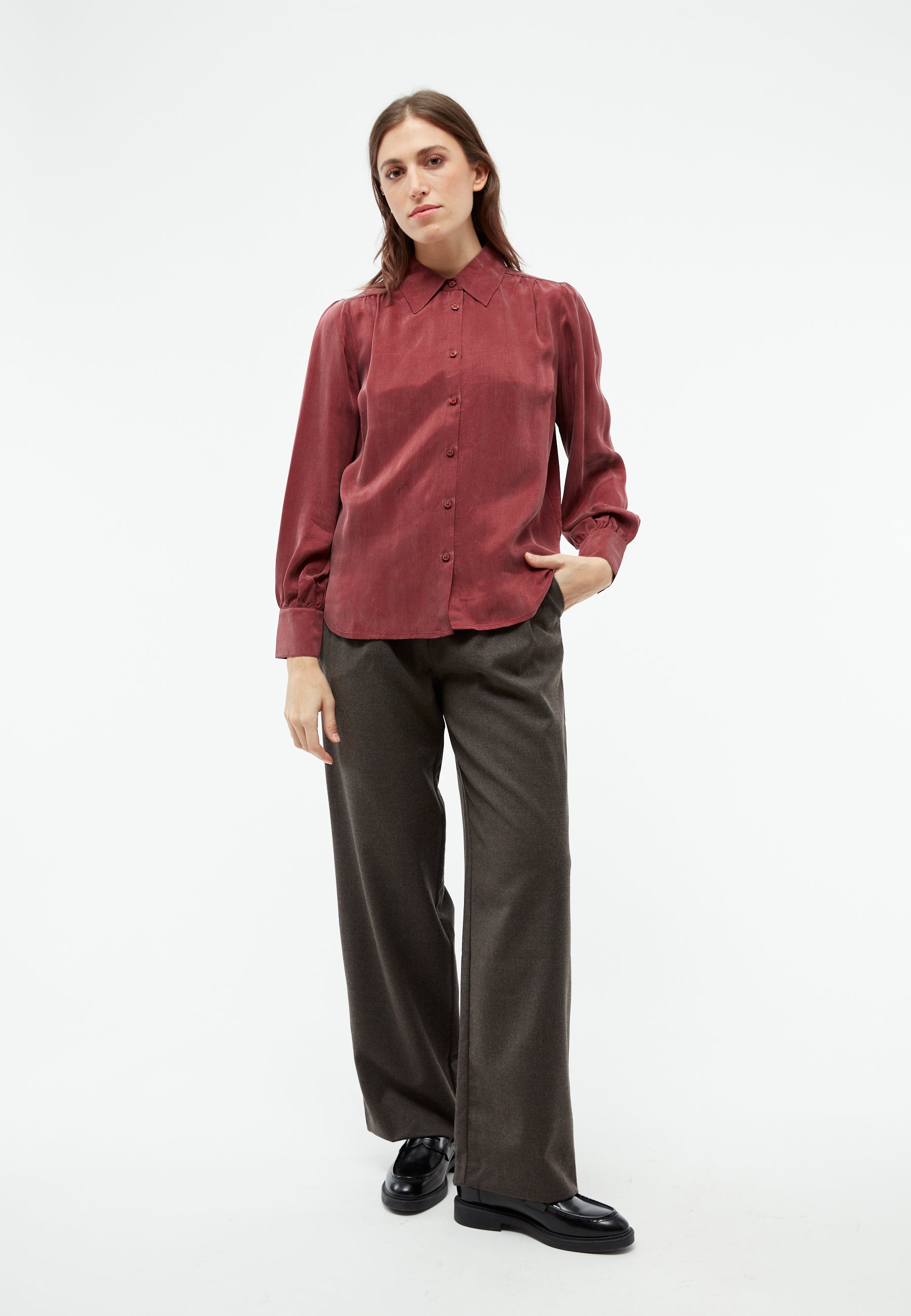 GBKasia in Cranberry – fließende Bluse aus Cupro (Bemberg™)