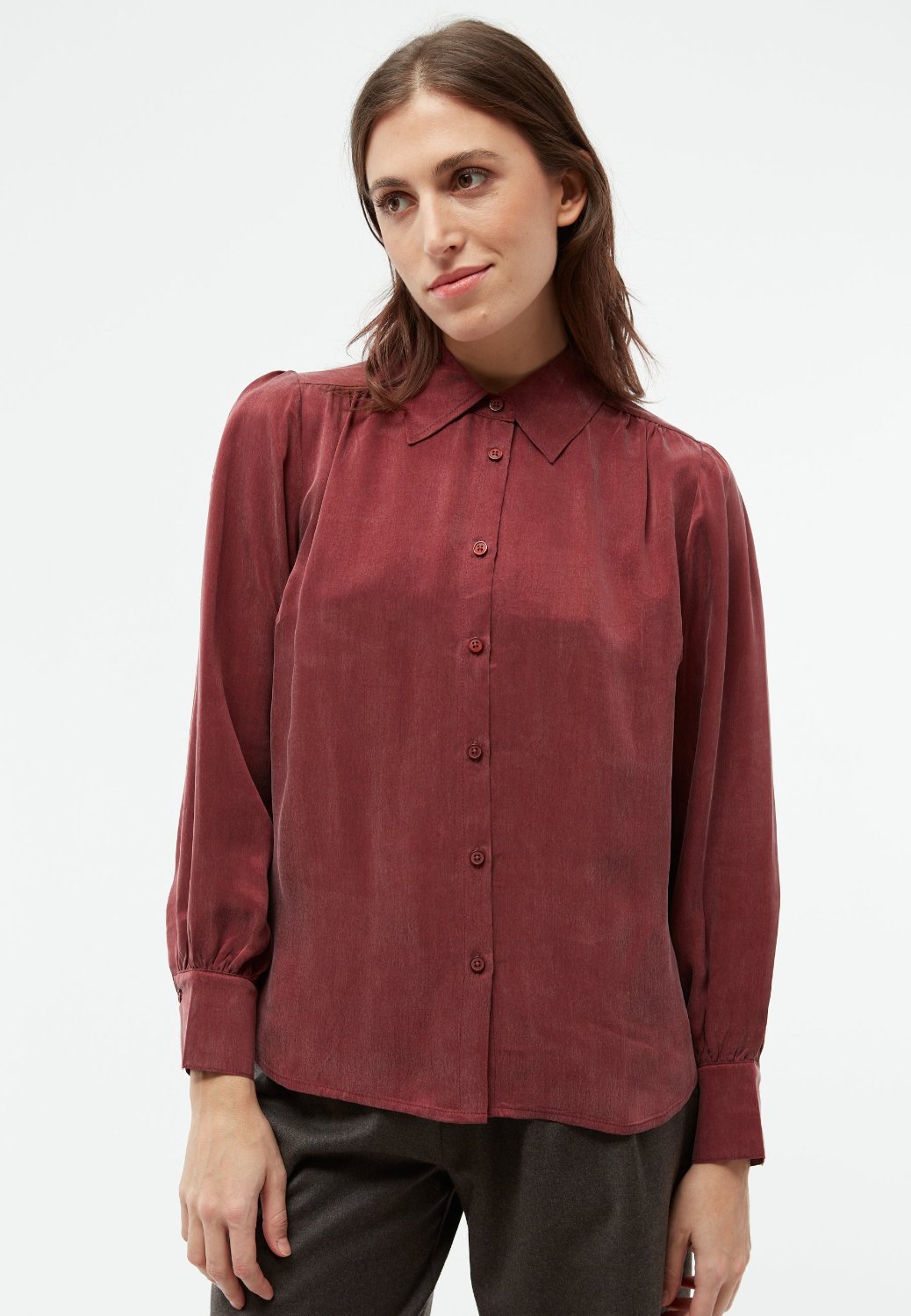 GBKasia in Cranberry – fließende Bluse aus Cupro (Bemberg™)