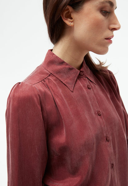 GBKasia in Cranberry – fließende Bluse aus Cupro (Bemberg™)