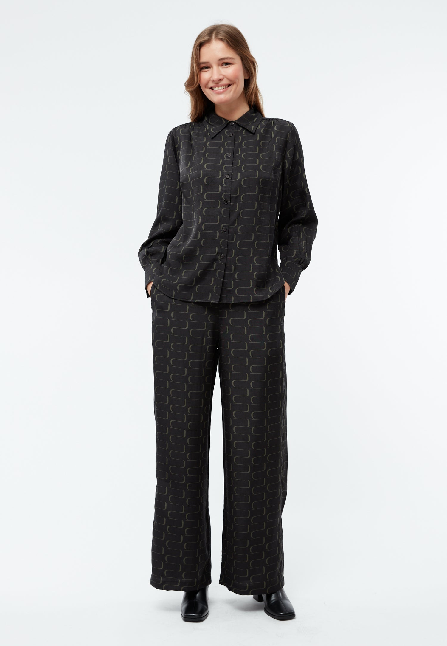 Weite Hose GBMARLA aus TENCEL™ mit Peach-Effekt - Black / Dark Khaki (Waves)