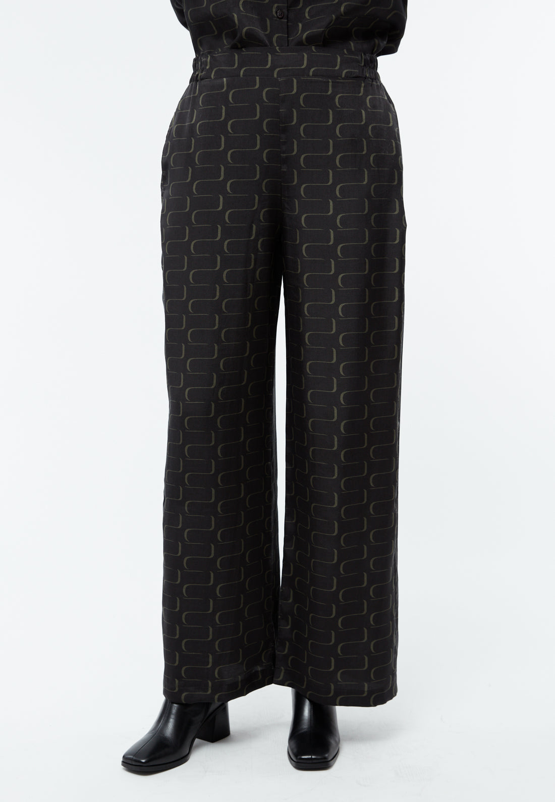 Weite Hose GBMARLA aus TENCEL™ mit Peach-Effekt - Black / Dark Khaki (Waves)