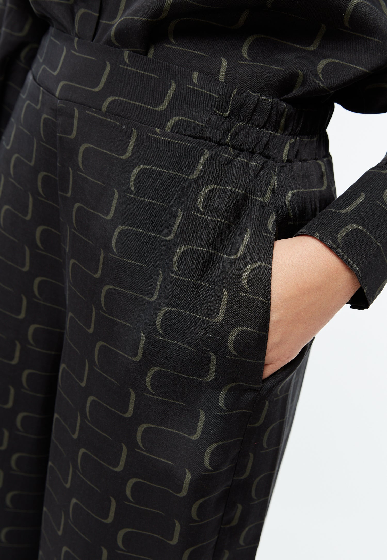 Weite Hose GBMARLA aus TENCEL™ mit Peach-Effekt - Black / Dark Khaki (Waves)