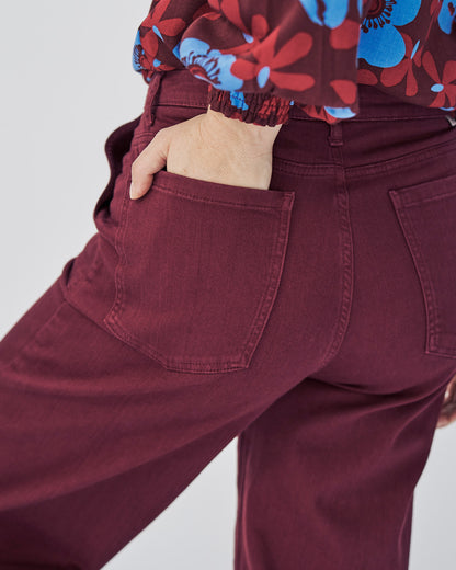 Impeccable Allure Trousers in Twany Port – Jeans Hose mit weitem Bein aus Bio-Baumwolle