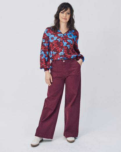 Impeccable Allure Trousers in Twany Port – Jeans Hose mit weitem Bein aus Bio-Baumwolle