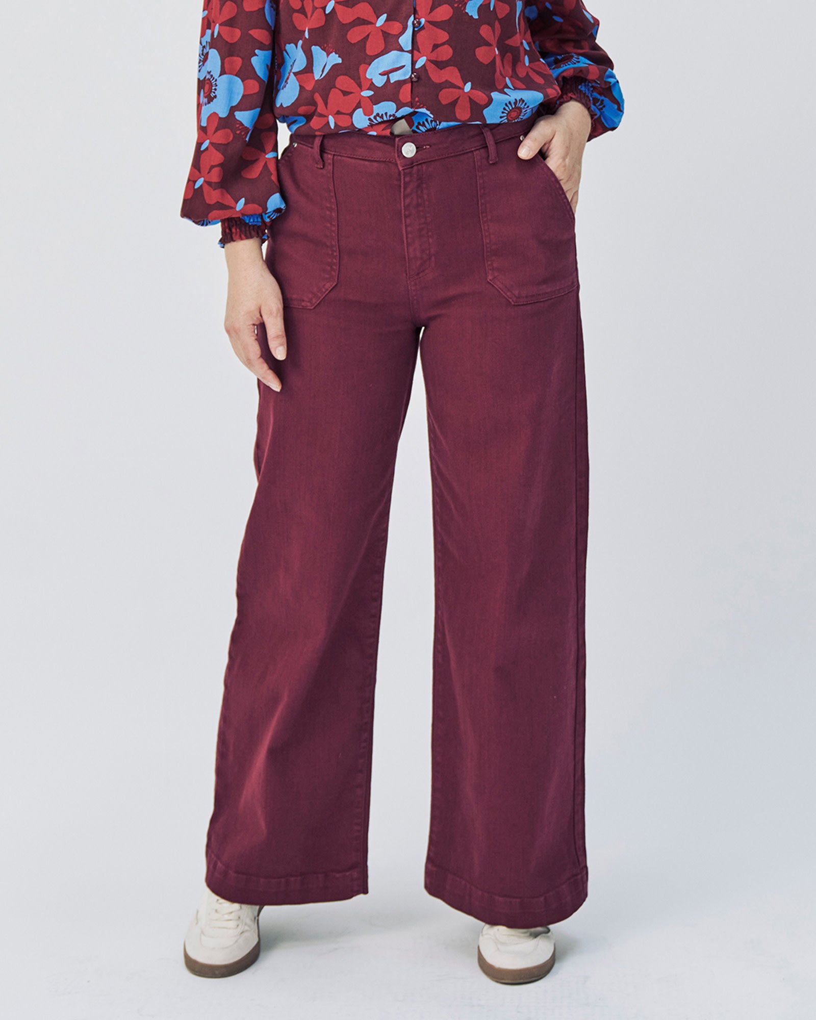 Impeccable Allure Trousers in Twany Port – Jeans Hose mit weitem Bein aus Bio-Baumwolle