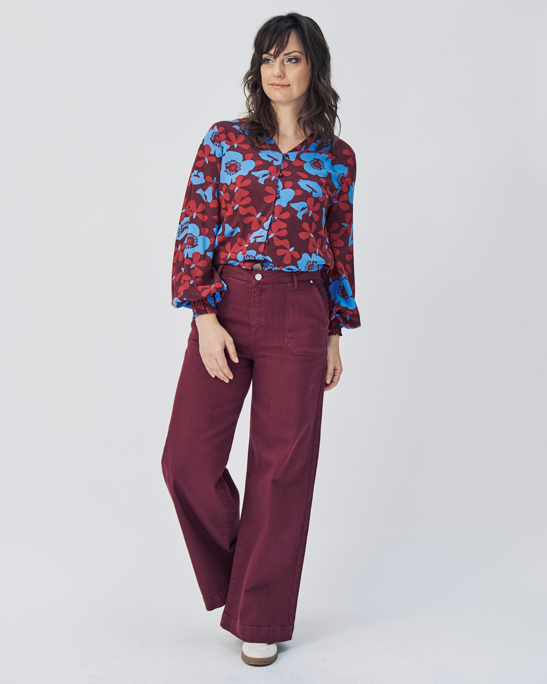 Impeccable Allure Trousers in Twany Port – Jeans Hose mit weitem Bein aus Bio-Baumwolle