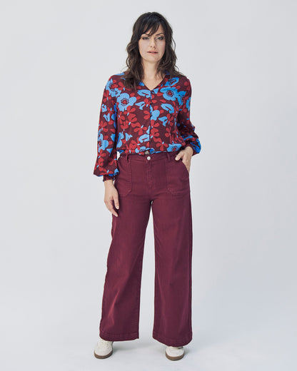 Impeccable Allure Trousers in Twany Port – Jeans Hose mit weitem Bein aus Bio-Baumwolle