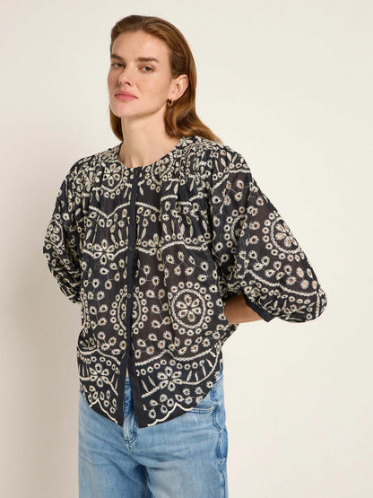 STICKEREIBLUSE MIT KRÄUSELN