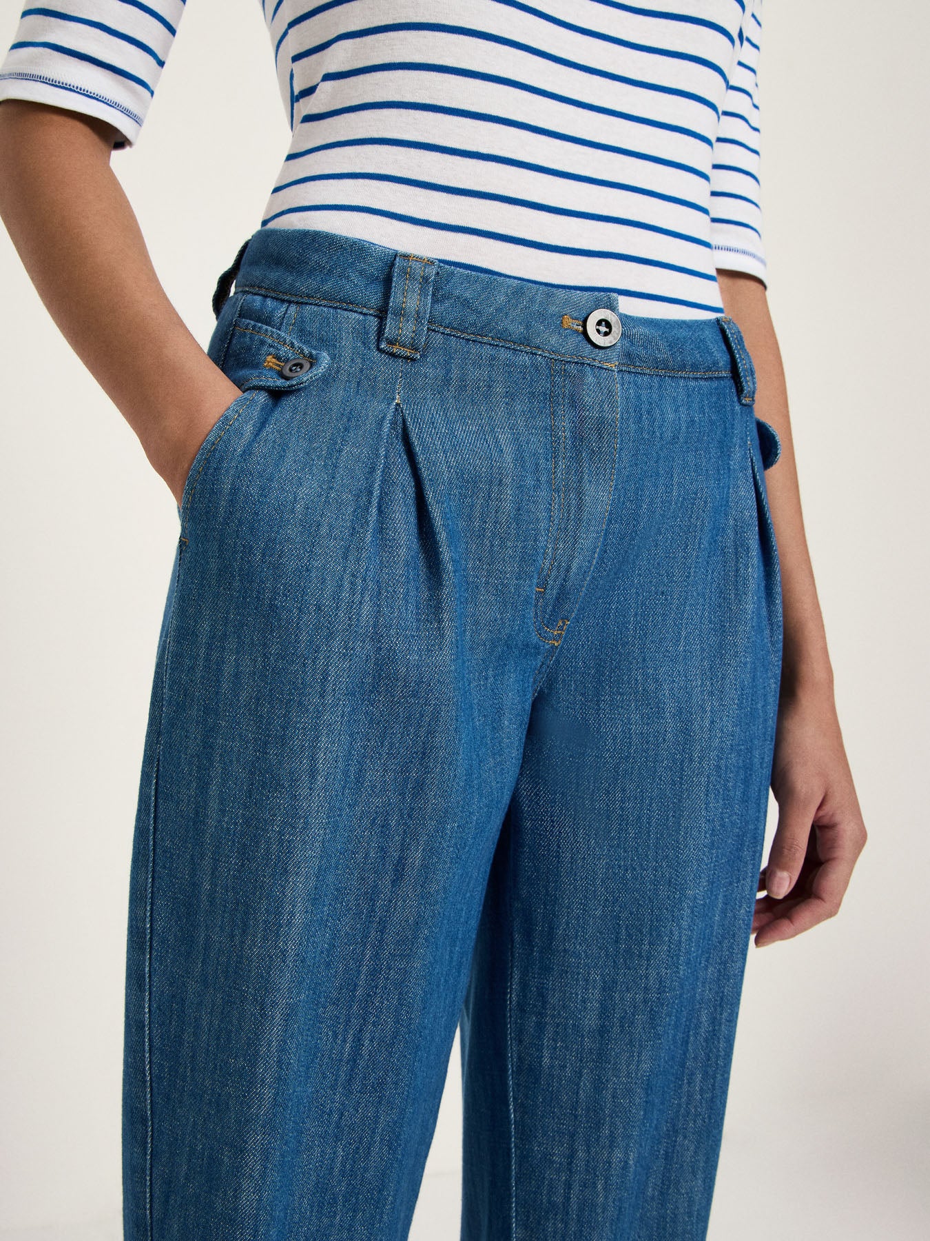 Jeans mit Bundfalte aus Bio-Baumwolle (GOTS)