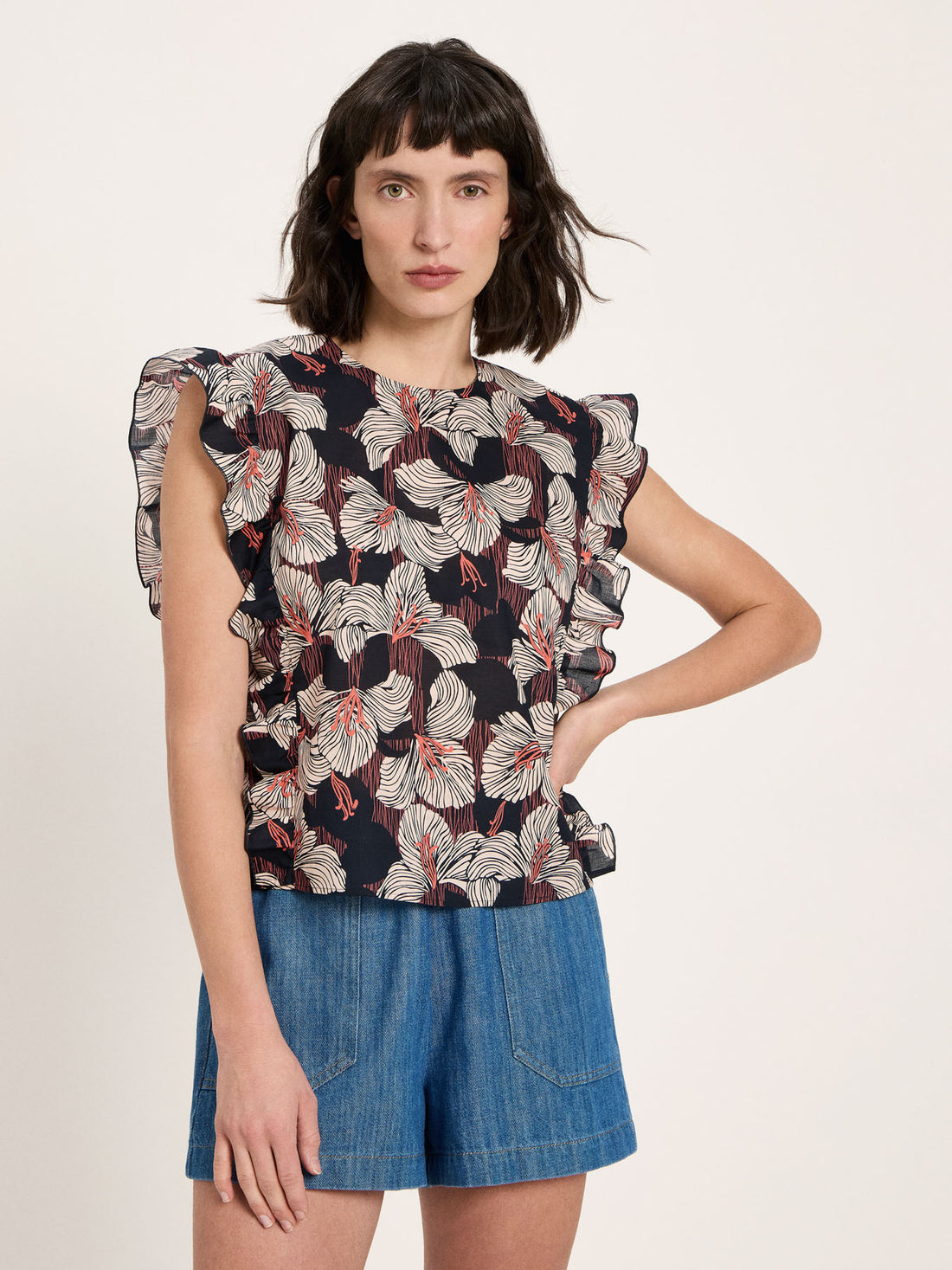 Blusenshirt mit Volant – Bloom Print Onyx