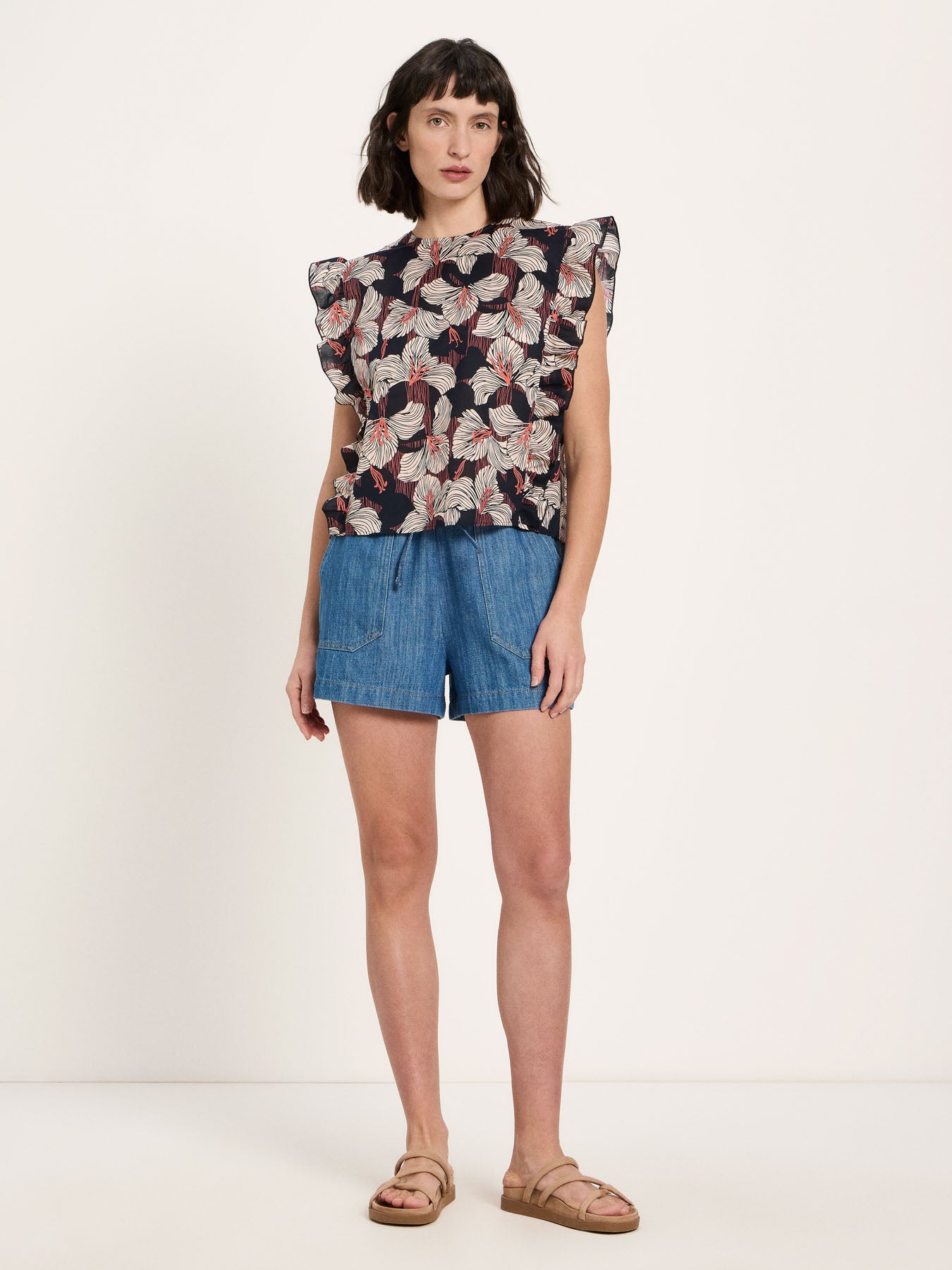 Blusenshirt mit Volant – Bloom Print Onyx