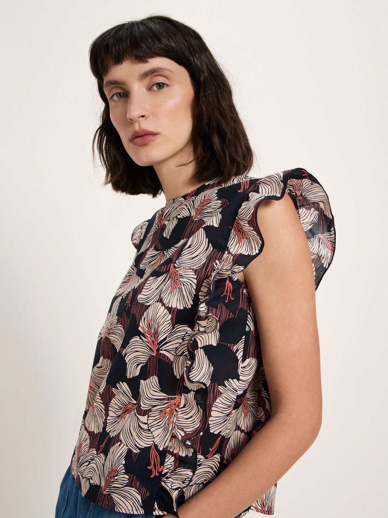 Blusenshirt mit Volant – Bloom Print Onyx