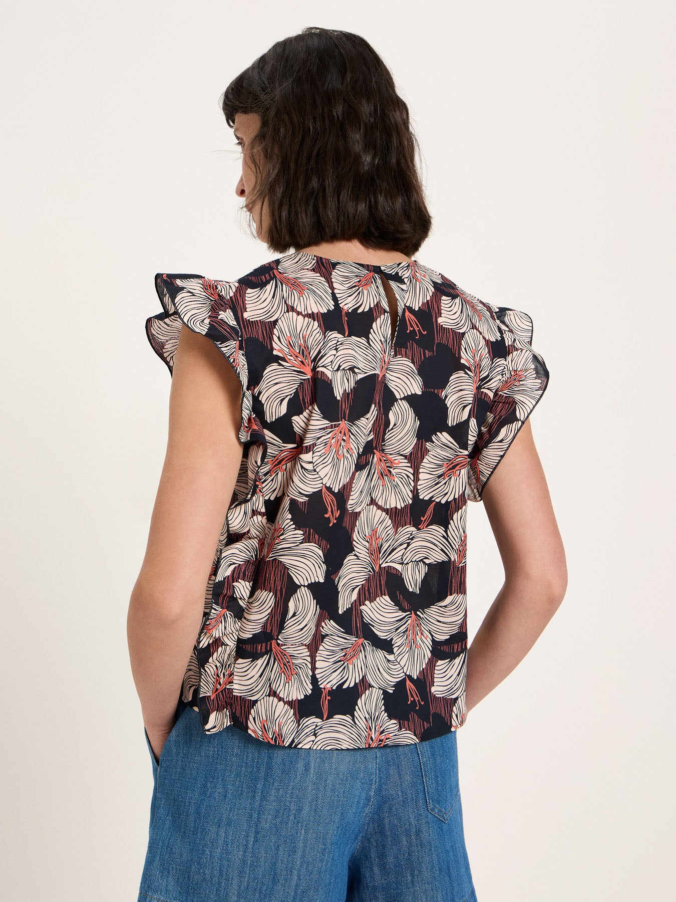 Blusenshirt mit Volant – Bloom Print Onyx