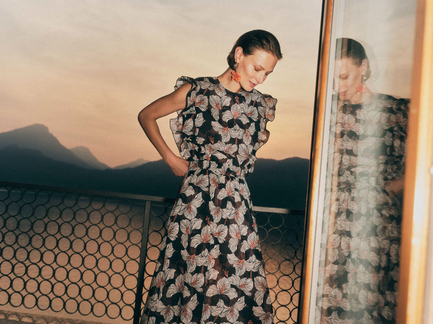 Blusenshirt mit Volant – Bloom Print Onyx