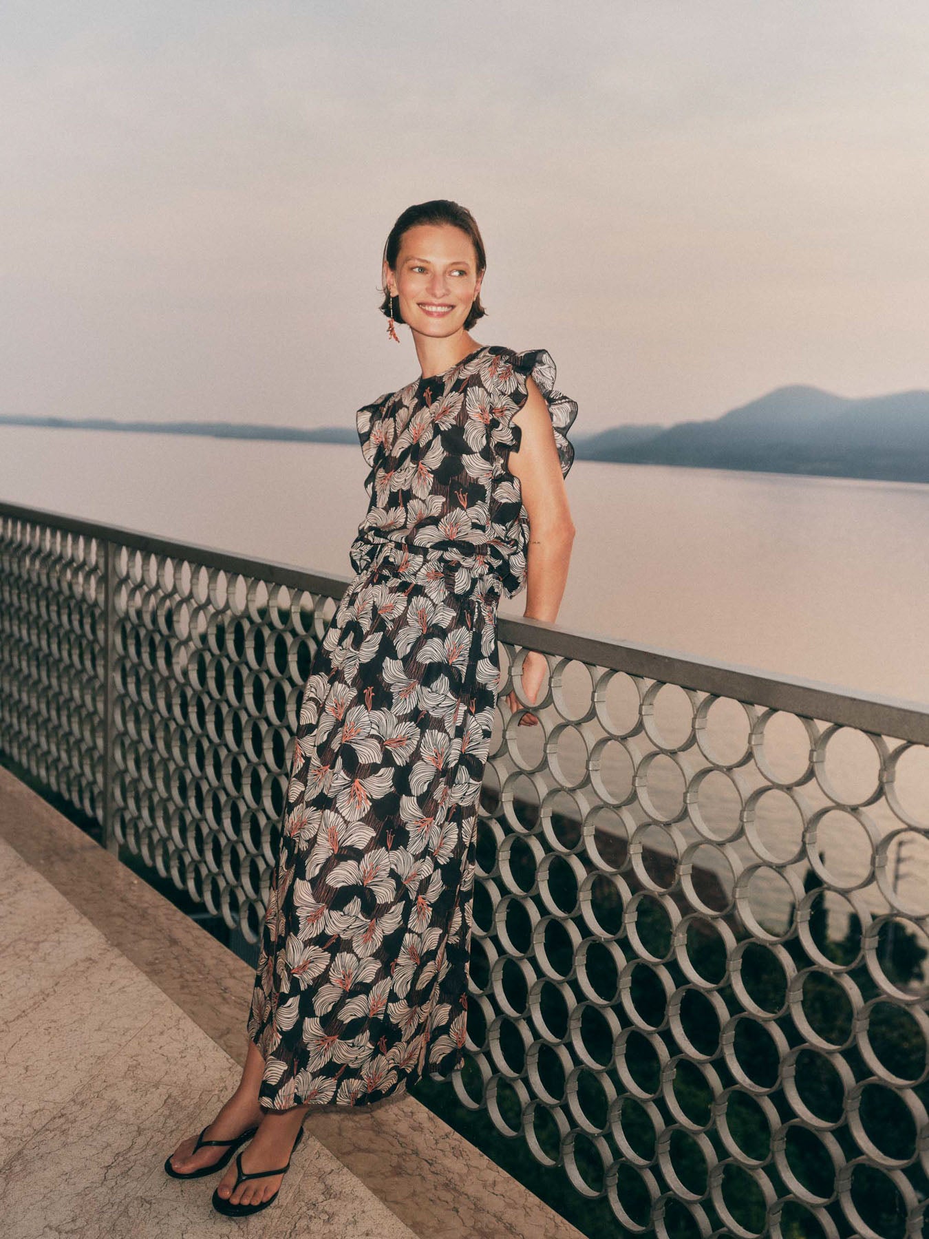 Blusenshirt mit Volant – Bloom Print Onyx