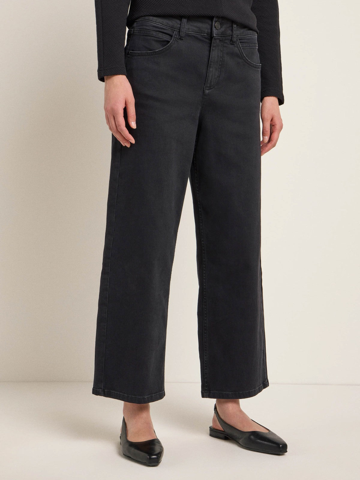 Cropped Jeans (OCS) in Black aus Bio-Baumwolle