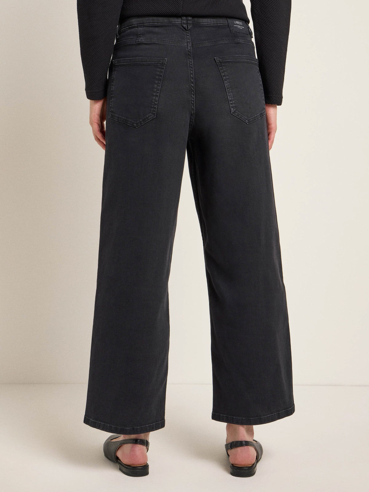 Cropped Jeans (OCS) in Black aus Bio-Baumwolle