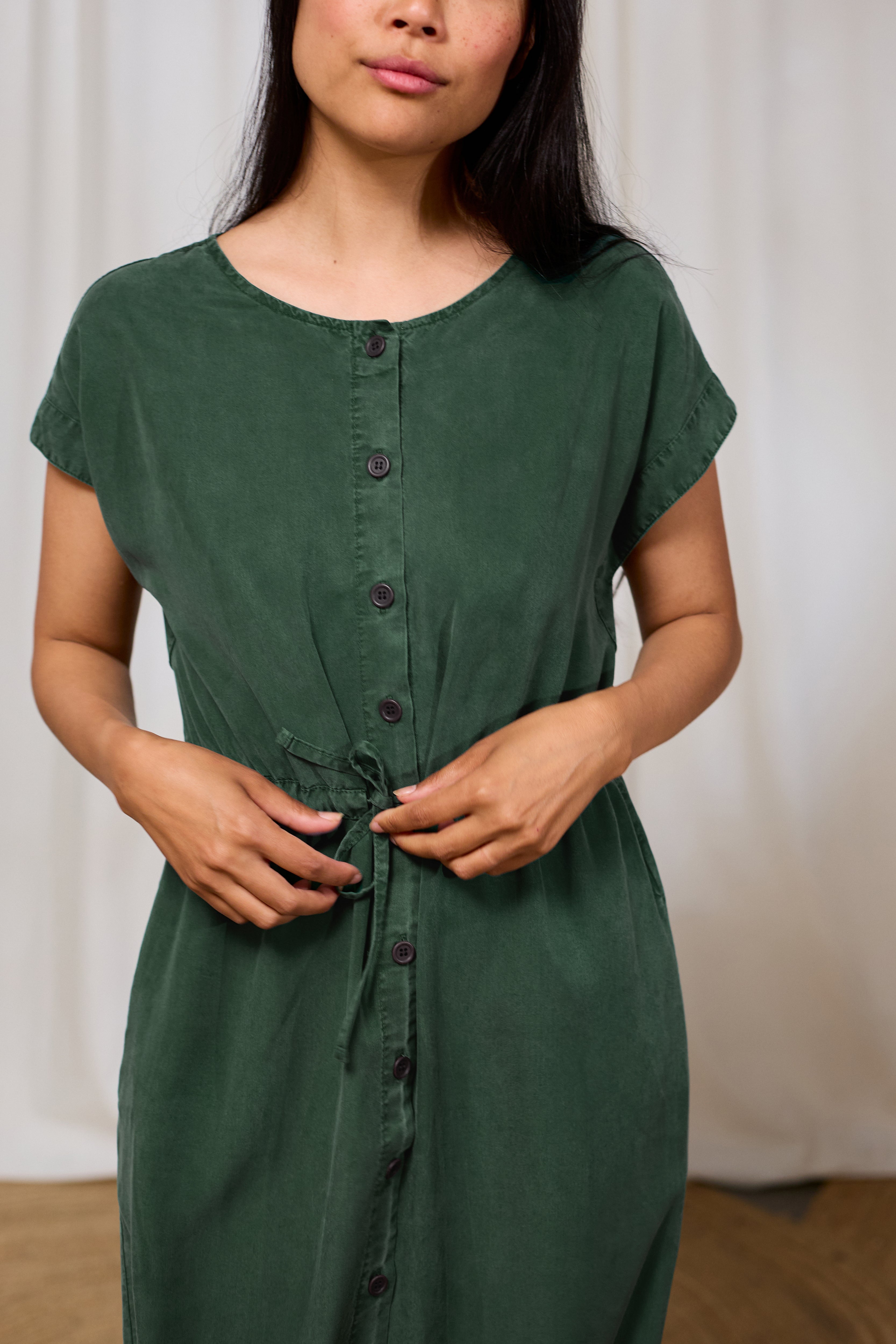 Kleid Dark Green – nachhaltiges Midi-Kleid aus TENCEL™ Lyocell