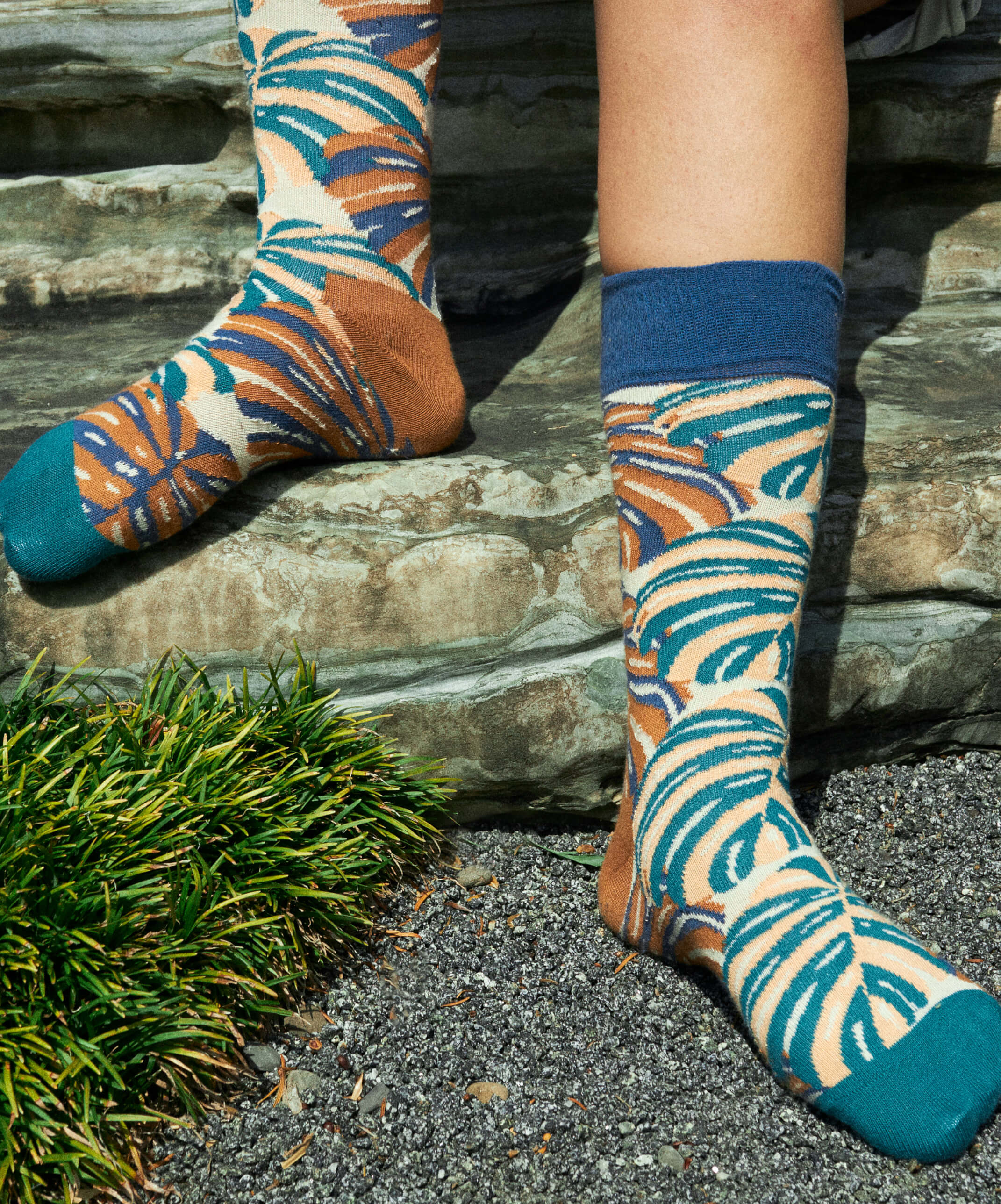 Monstrous Monstera – Bunte Socken mit Blumen Motiv