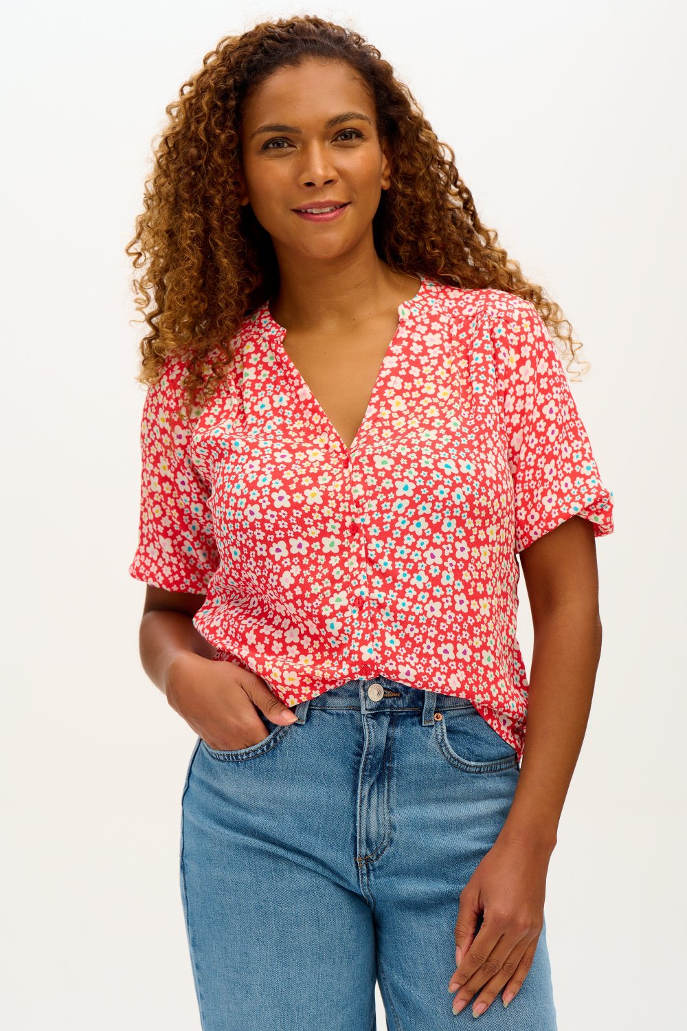 Bluse Connie mit buntem Gänseblümchen-Print auf rot