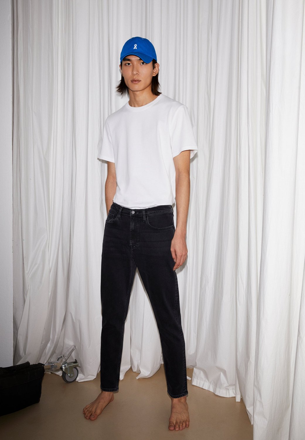 AARJO TARPA in black washed authentic – Bequeme Jeans Tapered Leg Mid Waist aus recyceltem Baumwoll Mix