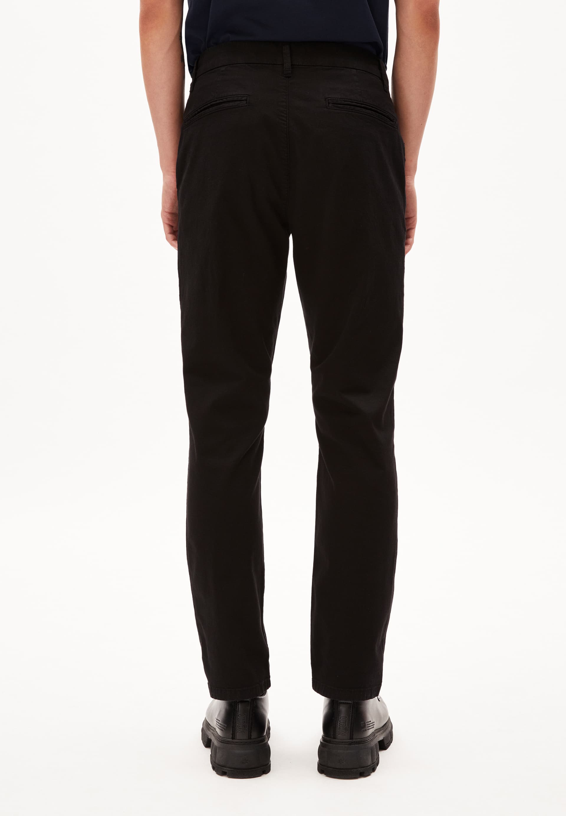 AATHAN IN BLACK – CHINO HOSE AUS BIO-BAUMWOLL MIX